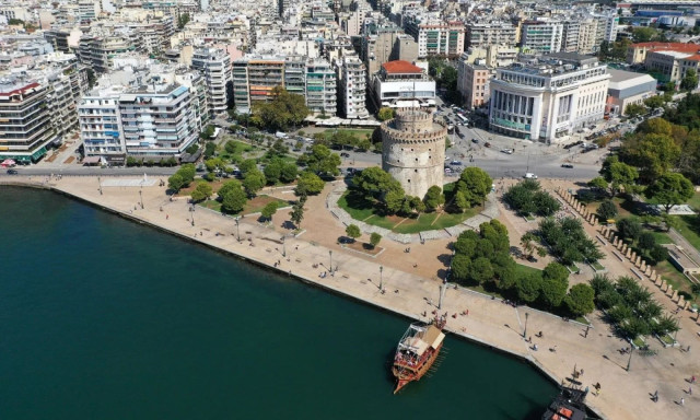 Θεσσαλονίκη: 17χρονος έπεσε στη θάλασσα στον Λευκό Πύργο