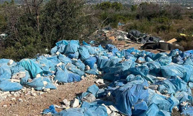 Πάρνηθα: Φορτηγό εντοπίστηκε να απορρίπτει μπάζα στους πρόποδες του βουνού