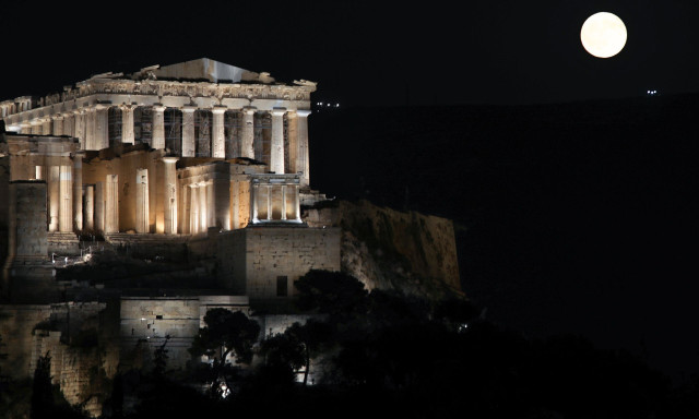Η Αθήνα λουσμένη στο φως του φεγγαριού – Εντυπωσιακές εικόνες από την Αυγουστιάτικη Πανσέληνο
