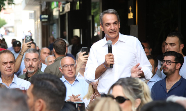 Μητσοτάκης σε πολίτες στην Κοζάνη: Πριν τις εκλογές ο κατώτατος μισθός θα ξεπεράσει τα 950 ευρώ