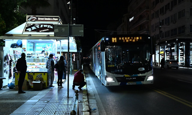 «Γιατί με κοιτάς;» – Ομάδα τεσσάρων ατόμων επιτέθηκε σε δύο αστυνομικούς στον Πειραιά