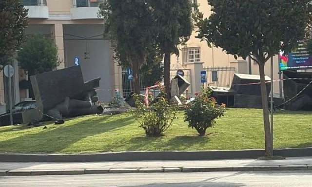 Τρίπολη: Αυτοκίνητο διέλυσε το Μνημείο των Απαγχονισθέντων Ηρώων – Δείτε εικόνα από drone