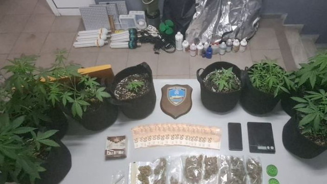 Καβάλα: Συνελήφθη από το Λιμενικό 56χρονος - Όπλα και ναρκωτικά βρέθηκαν σπίτι του