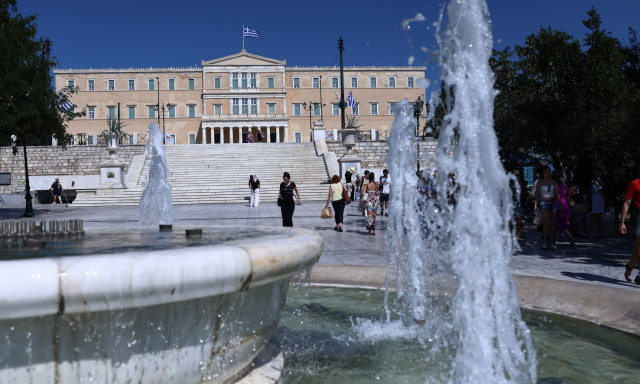 Καιρός: Μικρή πτώση της θερμοκρασίας με τοπικές βροχές στα δυτικά και τα βόρεια