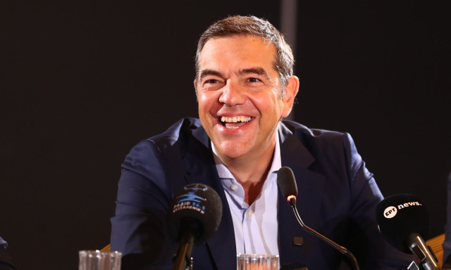 «Είδαμε τι έπαθε αυτός που έκανε ευχή για τον Κωνσταντέλια»: Βαρύς υπαινιγμός Τσίπρα για Μητσοτάκη με αφορμή τον τραυματισμό Ντέλια στην Ντόρτμουντ