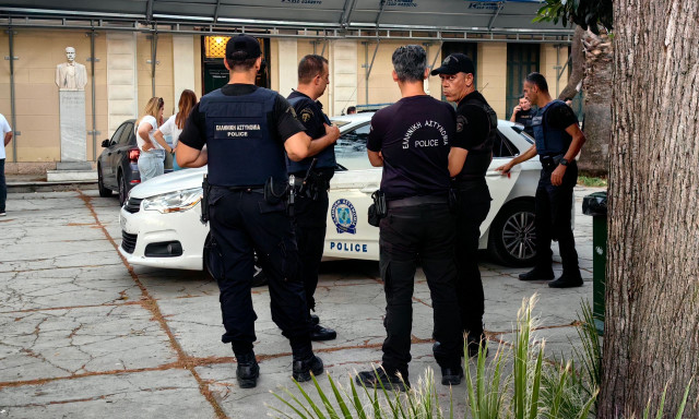 Κάμερες πάνω στις στολές των αστυνομικών σε επτά περιοχές της Αθήνας - Αύριο ξεκινά η εφαρμογή