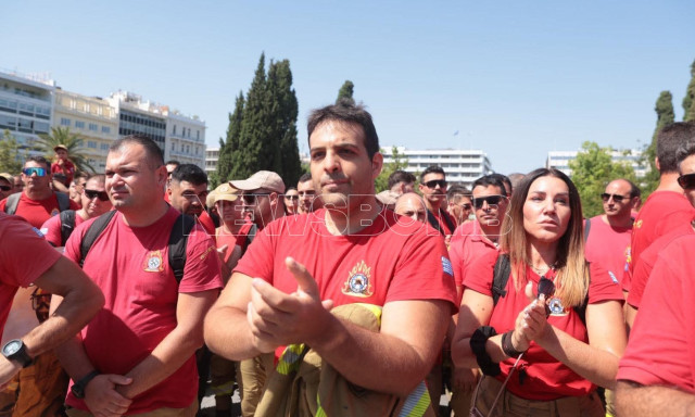 Στο Σύνταγμα οι εποχικοί πυροσβέστες - Ζητούν 12μηνη εργασία και μόνιμη λύση