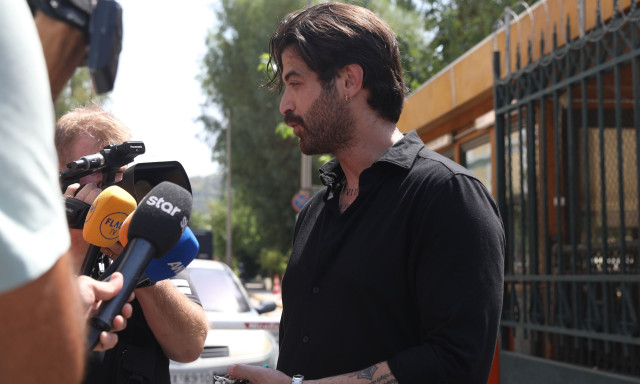 «Θα μπορούσε να συμβεί στον καθένα»: Τι απαντά ο δικηγόρος του Μουγκοπέτρου, για τη σύλληψη του μουσικού υπό την επήρεια αλκοόλ και την επίθεση σε δημοσιογράφους