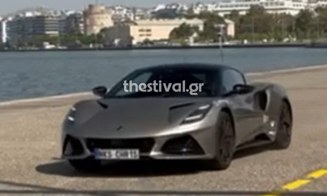 Θεσσαλονίκη: Πολυτελές ΙΧ κινείται με μεγάλη ταχύτητα στο πλακόστρωτο της νέας παραλίας–Δείτε βίντεο