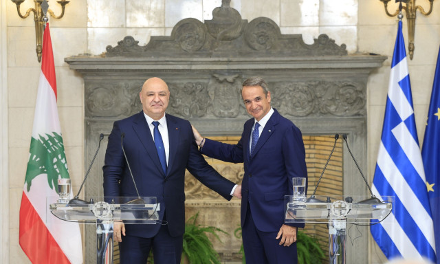 Μητσοτάκης στον πρόεδρο του Λιβάνου: Η Ελλάδα είναι να συμβάλλει στην ανοικοδόμηση της χώρας