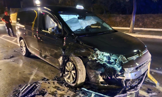 Τροχαίο τα ξημερώματα στα Χανιά - Αυτοκίνητο πέρασε στο αντίθετο ρεύμα και συγκρούστηκε με ταξί