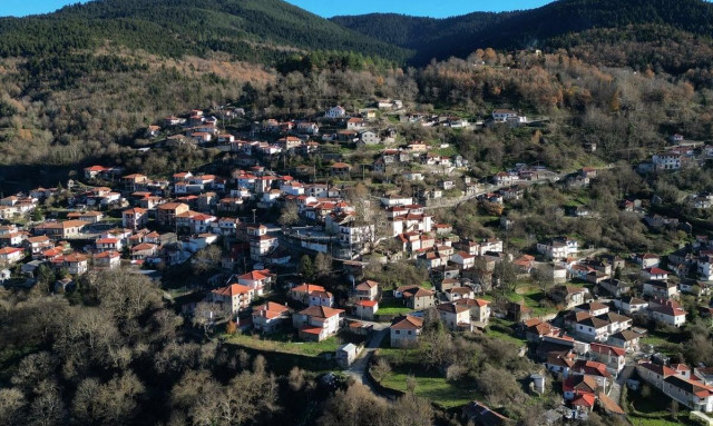 Για τη Νάξο και όχι για την Αθήνα φεύγει η πολύτεκνη οικογένεια από τη Φουρνά Ευρυτανίας: Η δασκάλα του χωριού εξηγεί στο Newsbomb.gr τι συνέβη