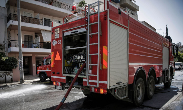 Φωτιά σε σχολικό λεωφορείο στη Βάρκιζα – Καταστράφηκε ολοσχερώς, σώθηκαν οι δύο επιβαίνοντες