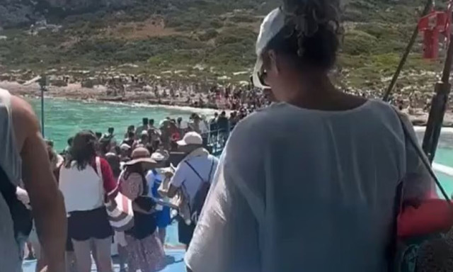 «Ασφυκτιά» από τουρίστες η παραλία Μπάλος: «Κόλαση επί γης», το χαρακτήρισαν επισκέπτες - Βίντεο