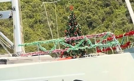 Σύβοτα: Στόλισαν χριστουγεννιάτικο δέντρο σε σκάφος ενώ έκαναν διακοπές - «113 ημέρες ακόμη»