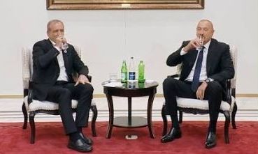 Όταν «σπάει» το πρωτόκολλο: Το τετ-α-τετ Αλίγιεφ - Πεζεσκιάν στη Σύνοδο του Μπισκέκ που κάνει τον γύρο του κόσμου