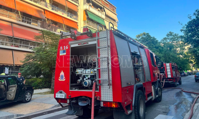 Φωτιά τώρα σε διαμέρισμα στην Καλλιθέα - Στο νοσοκομείο προληπτικά ηλικιωμένη
