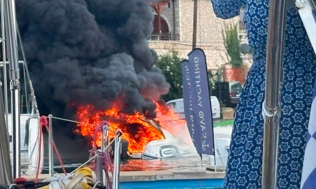 Λευκάδα: Σκάφος κάηκε ολοσχερώς έπειτα από έκρηξη - Ένας τραυματίας