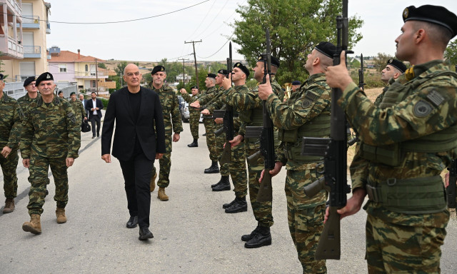 Επίσκεψη Δένδια στον Έβρο: Επίβλεψη των νέων στρατιωτικών οικημάτων σε Διδυμότειχο και Ορεστιάδα