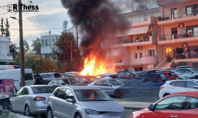 Θεσσαλονίκη: Φωτιά σε τρία σταθμευμένα οχήματα στην περιοχή της Πυλαίας - Βίντεο
