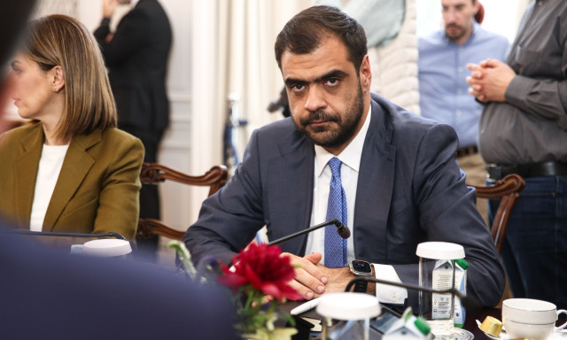 Μαρινάκης για βιβλίο Β’ Δημοτικού: Τα φύλα είναι 2, ο πατέρας είναι πατέρας, η μητέρα είναι μητέρα