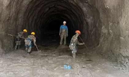 Nεπάλ: Ελπίδα να βρεθούν ζωντανοί 46 εργαζόμενοι σε υδροηλεκτρικά έργα - Τουλάχιστον 1270 νεκροί