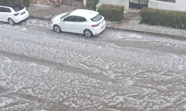 Κακοκαιρία: Ισχυρή καταιγίδα στο Αγρίνιο με σφοδρή χαλαζόπτωση