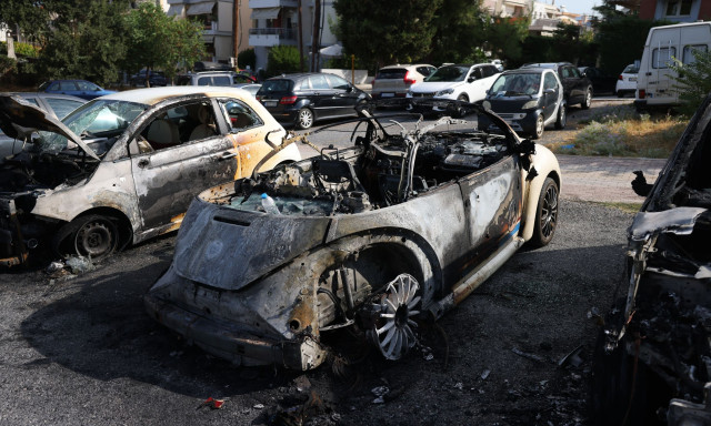 Θεσσαλονίκη: Φωτιά σε τρία σταθμευμένα οχήματα στην περιοχή της Πυλαίας - Βίντεο