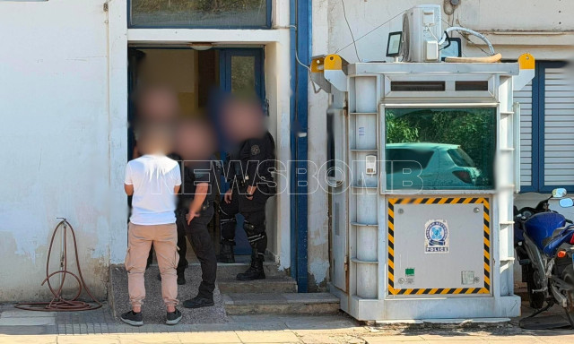 Επίθεση στο ΑΤ Μάνδρας: Τραυμάτισε με μαχαίρι αστυνομικό