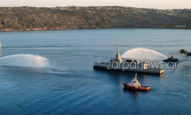 Στη Σούδα η φρεγάτα «Κίμων» – Εντυπωσιακή υποδοχή από παραπλέοντα πλοία