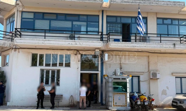 Μάνδρα: Πώς έγινε η επίθεση στο αστυνομικό τμήμα - Με ψυχιατρικό ιστορικό ο δράστης