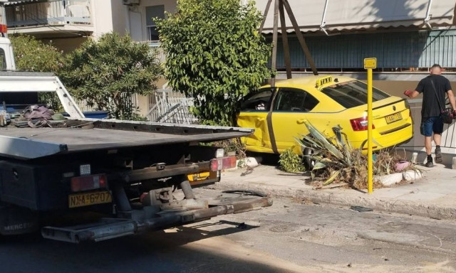 Τροχαίο στην Ηλιούπολη: Ταξί εμβολίστηκε από κλεμμένο ΙΧ, παραλίγο να πέσει σε αυλή πολυκατοικίας