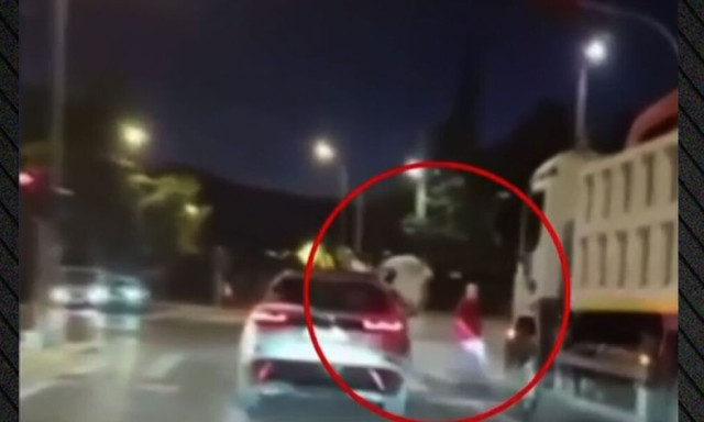Λεωφόρος Πεντέλης: Απίστευτο βίντεο - Παραβίασε κόκκινο με τον συνοδηγό να κρέμεται εκτός παραθύρου