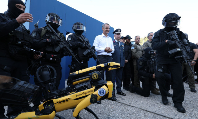 ΔΕΘ 2026: Τα ΕΚΑΜ «επιστράτευσαν» robot dog και drones – Δείτε βίντεο από την εντυπωσιακή επίδειξη