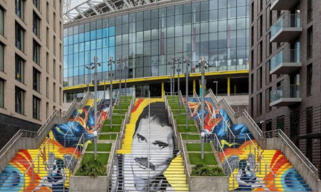 Ο Φρέντι Μέρκιουρι «ζωντανεύει» στο Wembley - Η εντυπωσιακή τοιχογραφία για τα 80ά γενέθλιά του