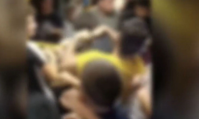 Βίντεο ντοκουμέντο: Άγριο ξύλο μέσα σε λεωφορείο στο Παγκράτι