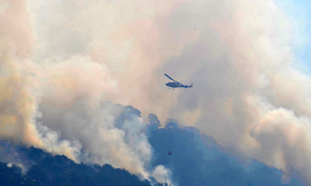 Φωτιές τώρα: Ενισχύθηκαν οι δυνάμεις στην Πάρο - Νέο μέτωπο στην Κόνιτσα σε δύσβατο σημείο