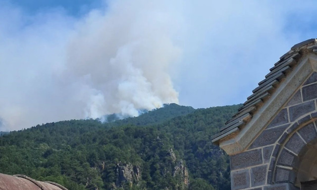 Φωτιά Κόνιτσα: Βελτιωμένη αλλά δύσκολη η κατάσταση - Μάχη των πυροσβεστών με τις αναζωπυρώσεις