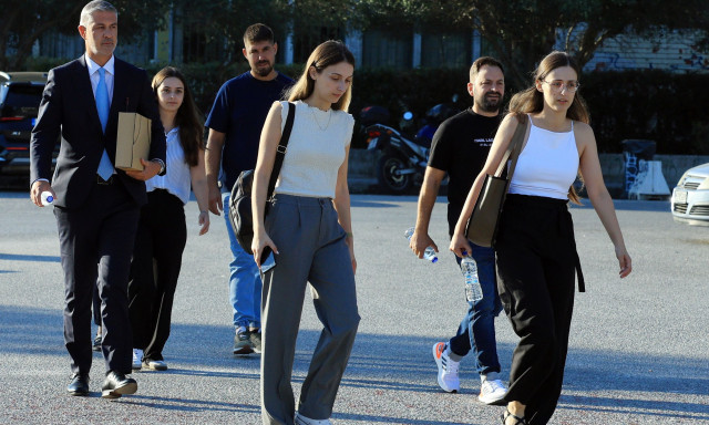 Δίκη Τέμπη: Κατέθεσαν οι κόρες του νεκρού μηχανοδηγού και ο σύζυγος της Μαρίας Καρυστιανού