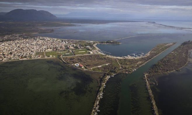 Μεσολόγγι: «Άδειασε» από ψάρια και γέμισε από λύματα η λιμνοθάλασσα