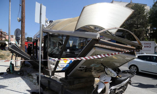 Θεσσαλονίκη: Τρομακτικές εικόνες από την πρόσκρουση λεωφορείου σε στάση - Φωτογραφίες και βίντεο