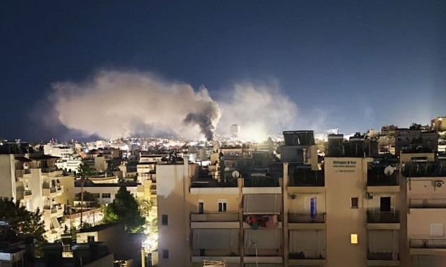 Πειραιάς: Φωτιά σε κατάστημα με υφάσματα – Πυκνοί καπνοί κάλυψαν την περιοχή
