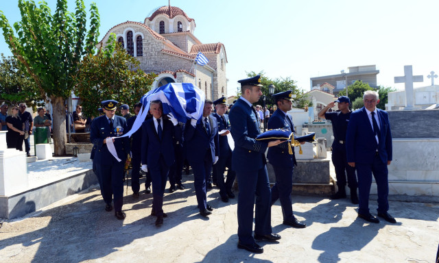 «Πέτα ψηλά, αγόρι μου»:  «Λύγισε» η οικογένεια του Ιωάννη Μπλέσια - Σπαραγμός στο τελευταίο «αντίο»