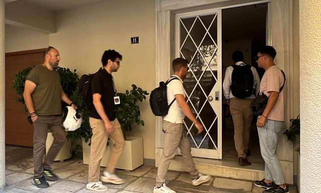 Γιώργος Μαζωνάκης: Διπλή επιδρομή της ΕΛΑΣ με ειδικό κλιμάκιο στο ιατρείο Stem Cell στο Κολωνάκι