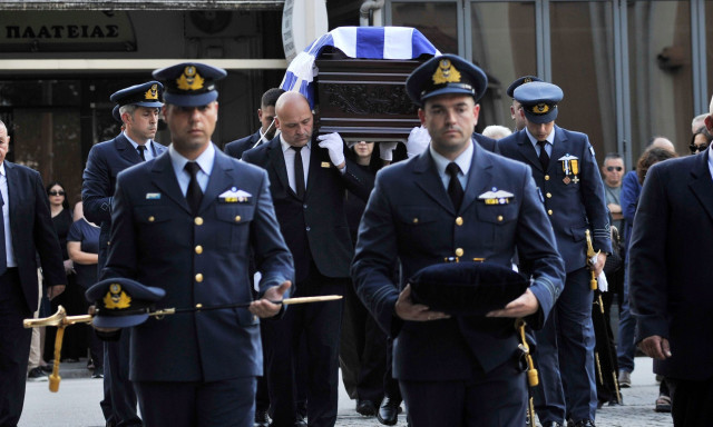 Θλίψη και συγκίνηση στην κηδεία του σμηναγού Δημήτρη Πέτρου στον Κατσικά Ιωαννίνων