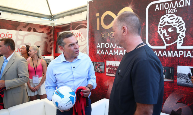 Ο Τσίπρας επισκέφτηκε τα περίπτερα της ΔΕΘ - Η φανέλα με το «26»