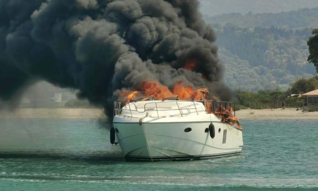 Λευκάδα: Φωτιά σε σκάφος στην είσοδο του Διαύλου - Σώοι οι τρεις επιβάτες