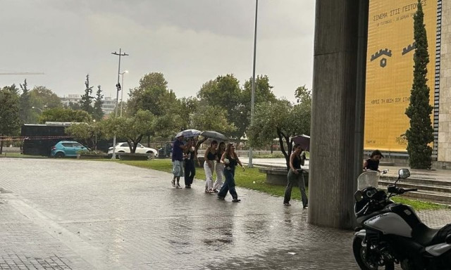 Βρέχει στη Θεσσαλονίκη: Στον αέρα η συναυλία του Αντώνη Ρέμου - Βίντεο