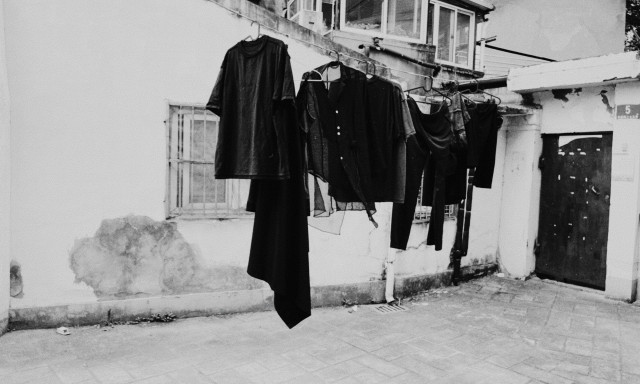 Πώς να πλένετε τα μαύρα ρούχα και να μην ξεθωριάζουν