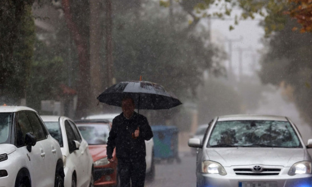Καιρός - Ξεκίνησε η κακοκαιρία: Νεροποντή στη Θεσσαλονική, τεράστιο self cloud - Βίντεο